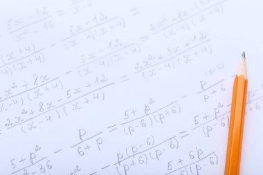 Alıştırma kitabı matematik formülleri ve kalem ile