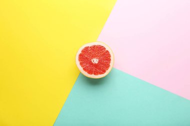 Olgun greyfurt dilim renkli arka plan üzerinde