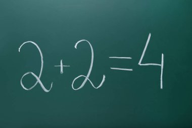 Kara tahta arka plan üzerinde matematik formülü