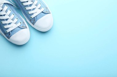 Mavi arka planda bir çift spor ayakkabı