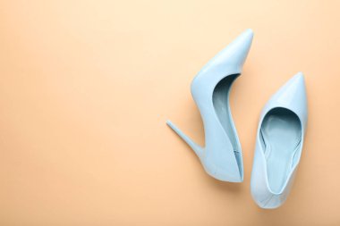 Turuncu zemin üzerine mavi yüksek topuk ayakkabı