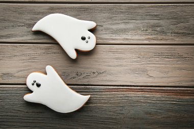 Cadılar bayramı kurabiyeleri ahşap masada.