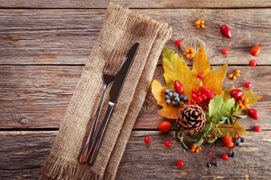 Gri ahşap masadaki böğürtlenli güz yaprakları