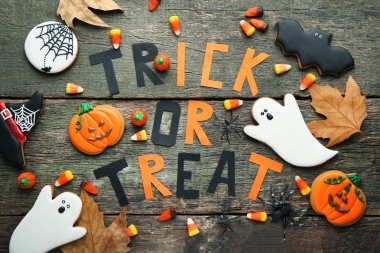 Cadılar bayramı kurabiyeleri ahşap masada.