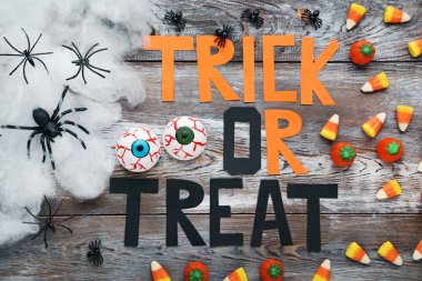 Cadılar Bayramı şeker Mısır gözleri ve ahşap masa örümcekler