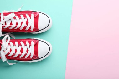 Çift renkli arka plan üzerinde kırmızı spor ayakkabı