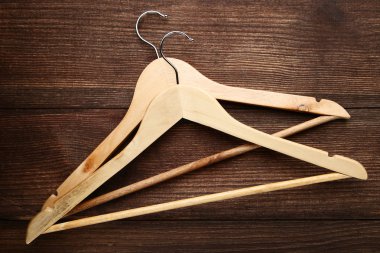 Ahşap masa üzerinde kahverengi askıları