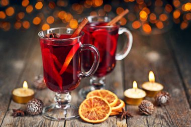 gözlük ile baharat ahşap masa üzerinde mulled şarap