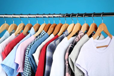 Mavi arka planı olan ahşap askılar.