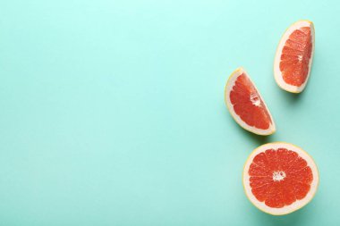 Olgun greyfurt dilim nane arka plan üzerinde