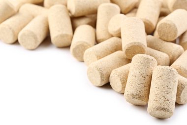 Beyaz arka plan üzerinde şarap mantarlar, yakın çekim