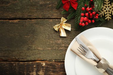 Ahşap masa üzerinde plaka ve Noel süslemeleri ile mutfak bıçakları