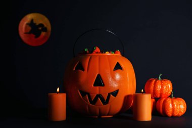 Halloween pumpkins siyah arka plan üzerine şeker Mısır ile