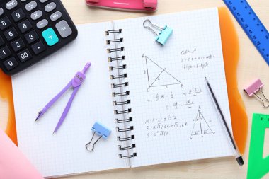 Alıştırma kitabı matematik formülleri ve okul malzemeleri