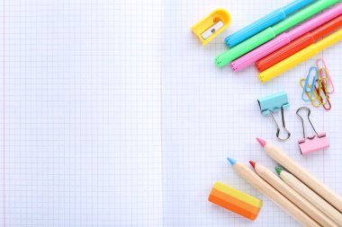 Okul malzemeleri üzerinde alıştırma kitabı