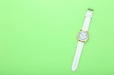 Kol saati yeşil zemin üzerine yakın çekim