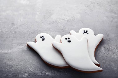 Cadılar Bayramı gingerbread çerezleri gri ahşap tablo