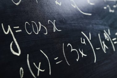 Kara tahta arka plan üzerinde matematik formülleri