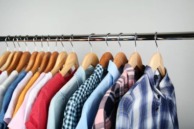 Gri arkaplanlı ahşap askılar.