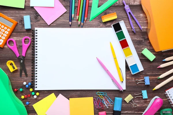 Fournitures Scolaires Avec Feuille Papier Vierge Sur Table Bois — Photo