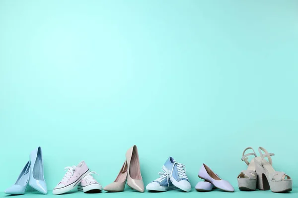 Zapatos Femeninos Diferentes Sobre Fondo Menta —  Fotos de Stock