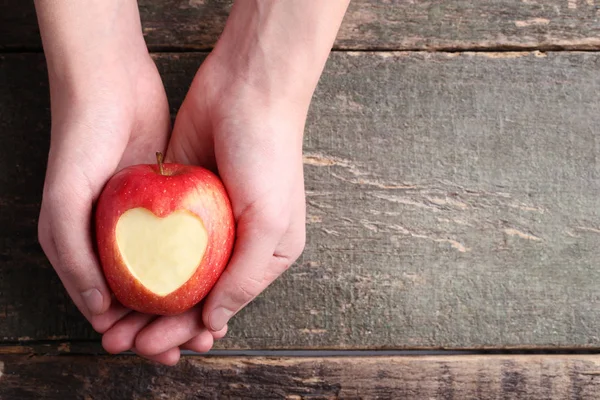 Mains Féminines Tenant Pomme Rouge Avec Forme Coeur Découpé Sur — Photo