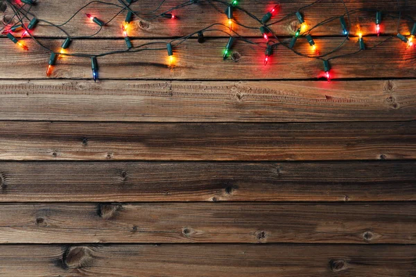 Χριστουγεννιάτικα Φωτάκια Γιρλάντα Καφέ Ξύλινο Τραπέζι — Φωτογραφία Αρχείου
