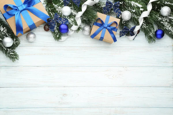 Vánoční Jedle Silnější Větve Cetky Dárkové Krabice Dřevěný Stůl — Stock fotografie