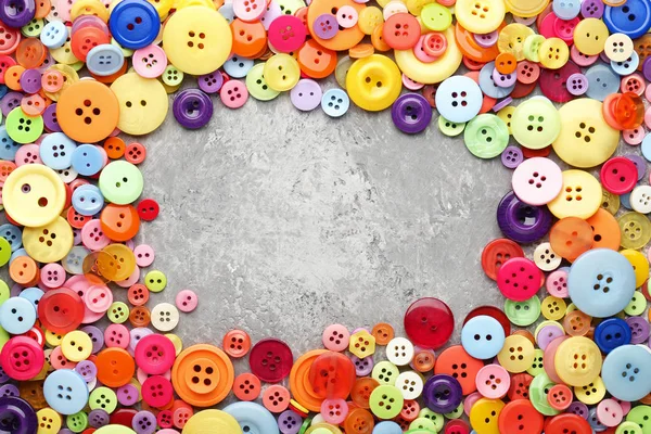 Цветные Кнопки Шитья Сером Деревянном Столе — стоковое фото
