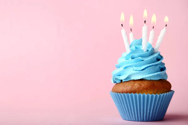 Sabroso Cupcake Con Velas Sobre Fondo Rosa —  Fotos de Stock