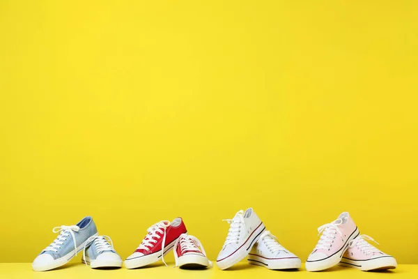 Verschillende Kleurrijke Sneakers Gele Achtergrond — Stockfoto
