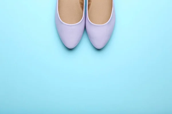 Paarse Vrouwelijke Schoenen Blauwe Achtergrond — Stockfoto
