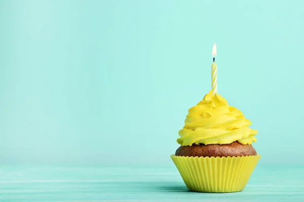 Sabroso Cupcake Con Vela Sobre Fondo Menta — Foto de Stock