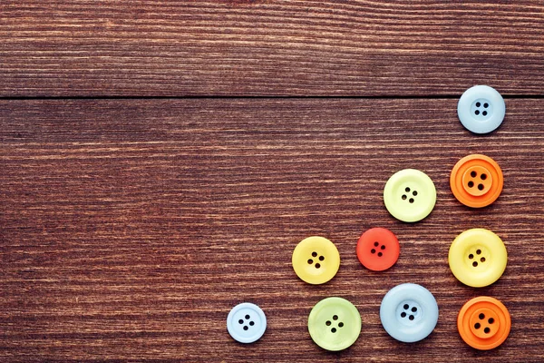 Πολύχρωμο Ράβοντας Κουμπιά Στο Καφετί Ξύλινο Τραπέζι — Φωτογραφία Αρχείου