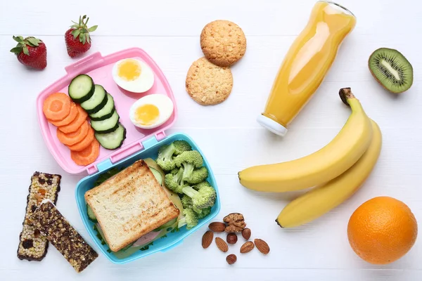 Szkoła Lunch Box Warzyw Owoców Biały Drewniany Stół — Zdjęcie stockowe