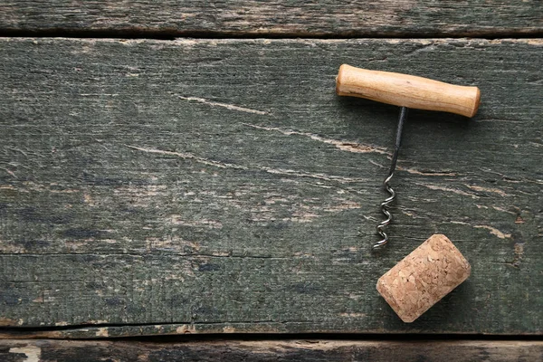 Weinkorken Mit Korkenzieher Auf Grauem Holztisch — Stockfoto