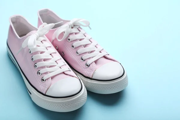 Sepasang Sepatu Pink Latar Belakang Biru — Stok Foto