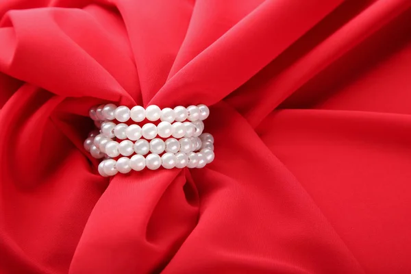 Collar Perlas Tela Satén Rojo — Foto de Stock