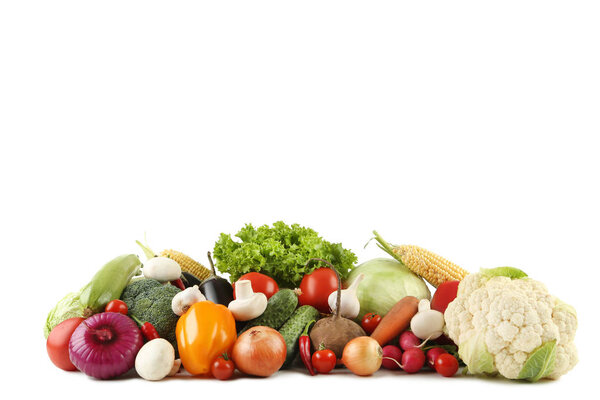 свежие овощи на белом фоне