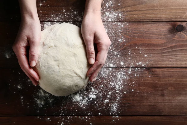 Erkek Holding Çiğ Hamur Ahşap Masa Üzerinde Eller — Stok fotoğraf