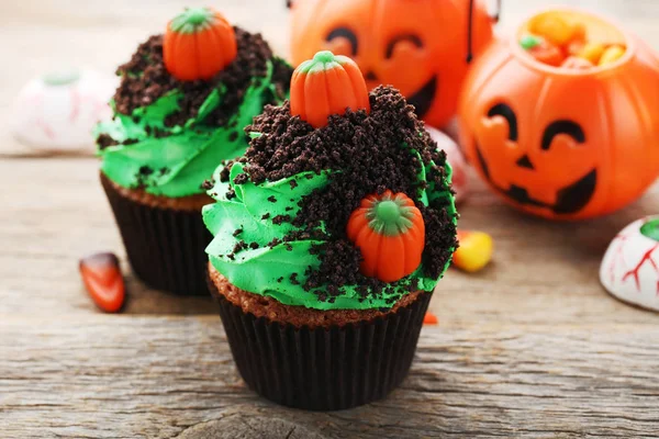 Halloween Cupcakes Met Snoepjes Grijs Houten Tafel — Stockfoto