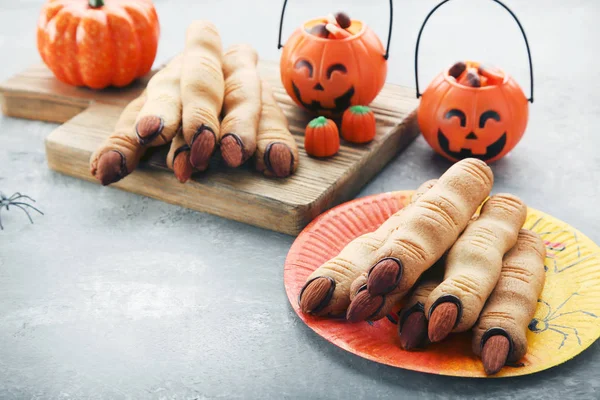 Galletas Dedo Halloween Plato Con Caramelos Mesa Madera Gris — Foto de Stock