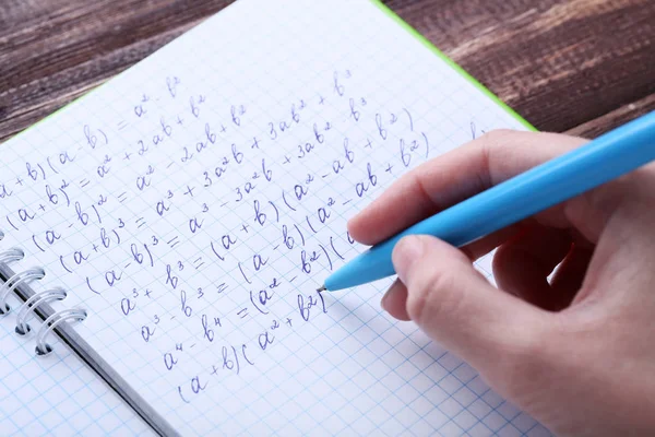Mão Feminina Escrevendo Fórmulas Matemáticas Caderno Exercícios — Fotografia de Stock