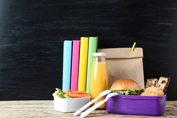 School Lunch Met Papieren Zak Boeken Schoolbord Achtergrond — Stockfoto