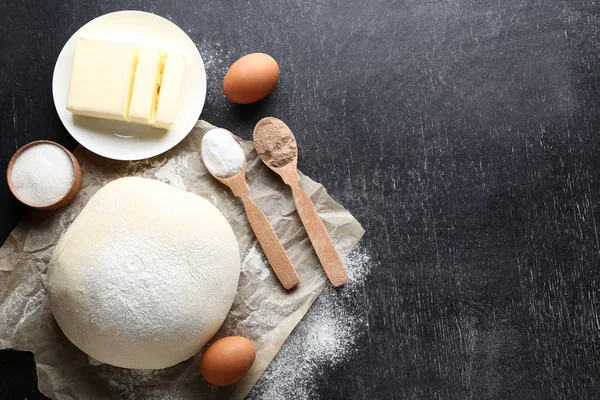 Massa Crua Com Ovos Manteiga Prato Sobre Mesa Madeira — Fotografia de Stock