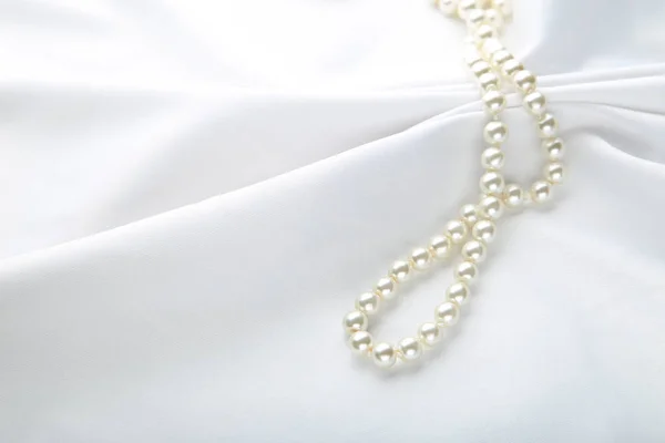 Naszyjnik Pereł Białe Tkaniny Satynowe — Zdjęcie stockowe