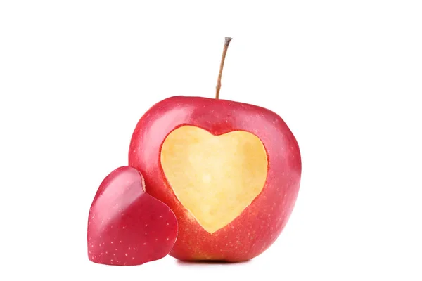 Roter Apfel Mit Ausschnitt Herzform Auf Weißem Hintergrund — Stockfoto