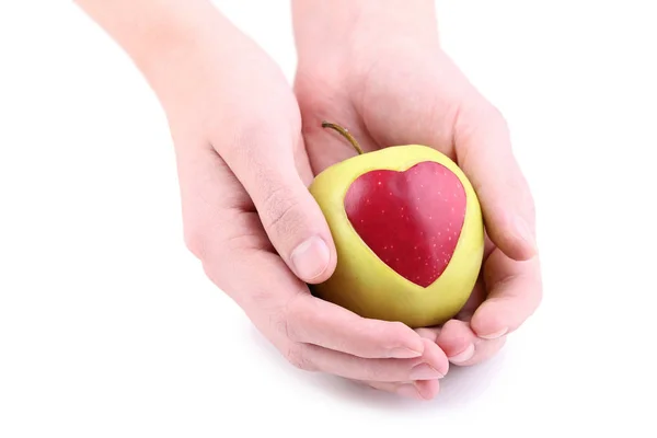 女性手捧苹果与切口心脏形状在白色背景上 — 图库照片