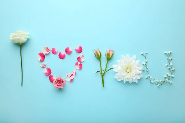 Beschriftung Ich Liebe Dich Durch Blumen Auf Blauem Hintergrund — Stockfoto