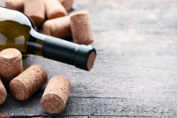 Weinflasche Mit Korken Auf Grauem Holztisch — Stockfoto